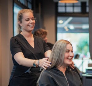 Adviseren haarstyling vrouw