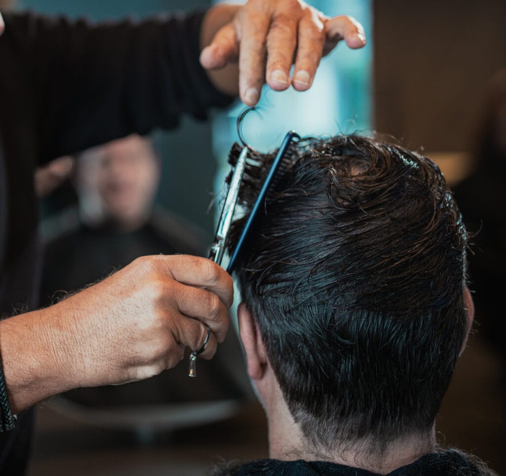 Man geknipt door kapper