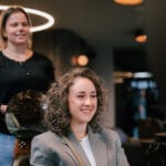 Vrouw met krullen blij met resultaat