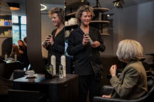 Kapper geeft productadvies